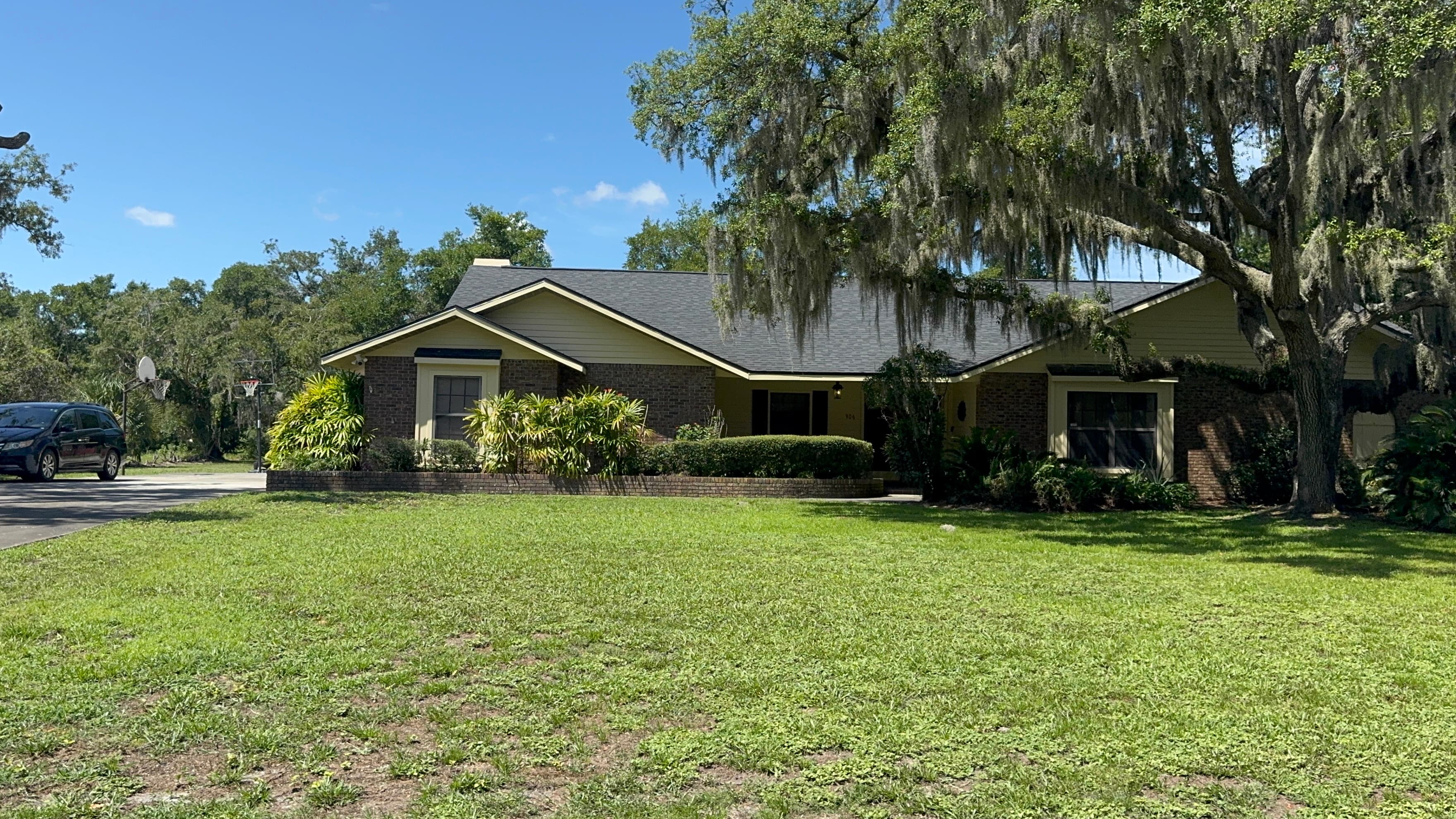 Bloomingdale brick ranch home with tropical landscaping in Valrico FL representing a typical move-up buyer starting point in 33594